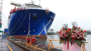台船6.5萬載重噸級潛舉式甲板重貨載運輪　命名典禮