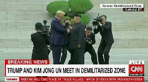 美國首位踏入北朝鮮領土總統　川普與金正恩握手