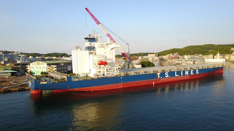 台船為德翔海運公司進行　貨櫃輪加裝脫硫器工程